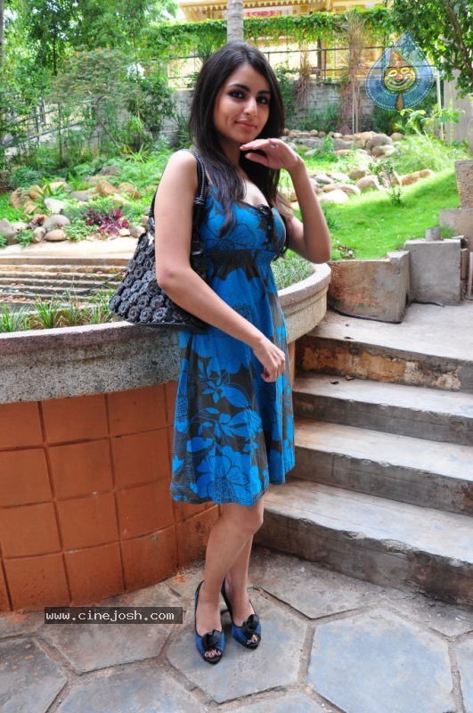 Aparna Sharma Hot Stills - 126 / 167 photos