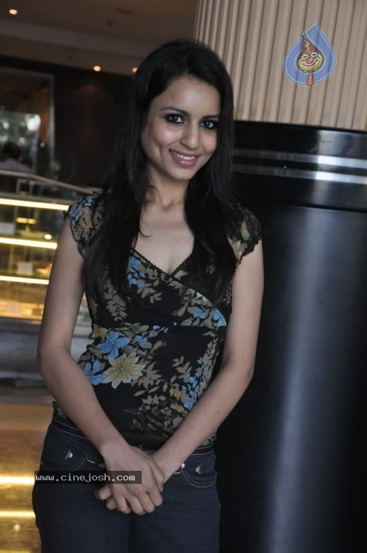 Aparna Sharma New Stills - 11 / 55 photos