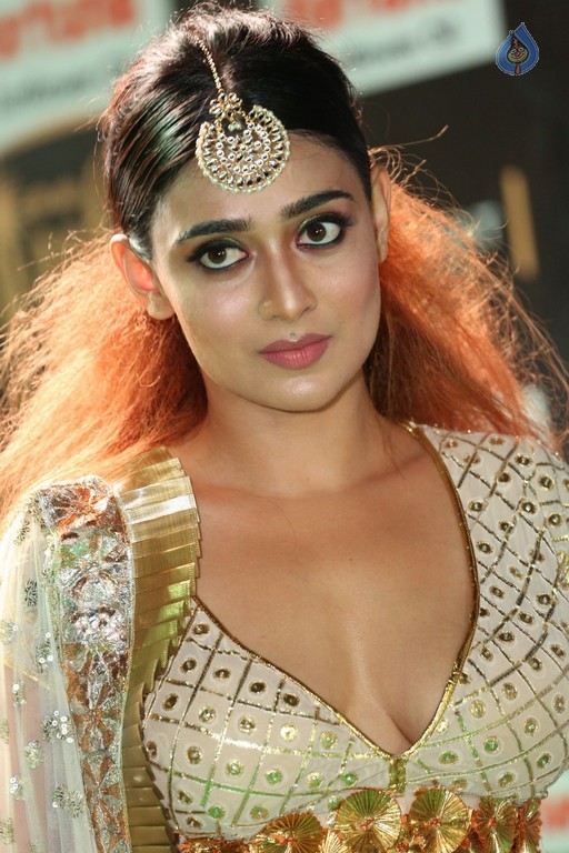 Apoorva at IIFA 2017 - 19 / 42 photos