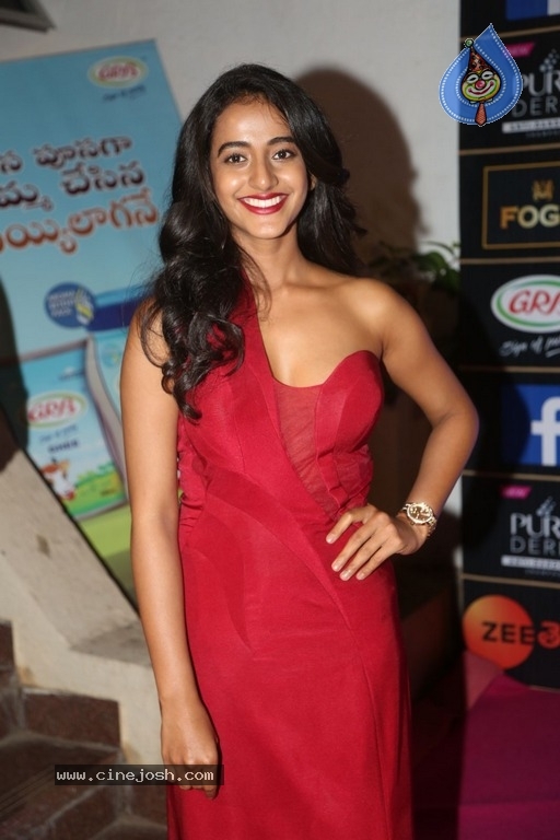 Apoorva At Zee Apsara Awards Photo 3 of 9