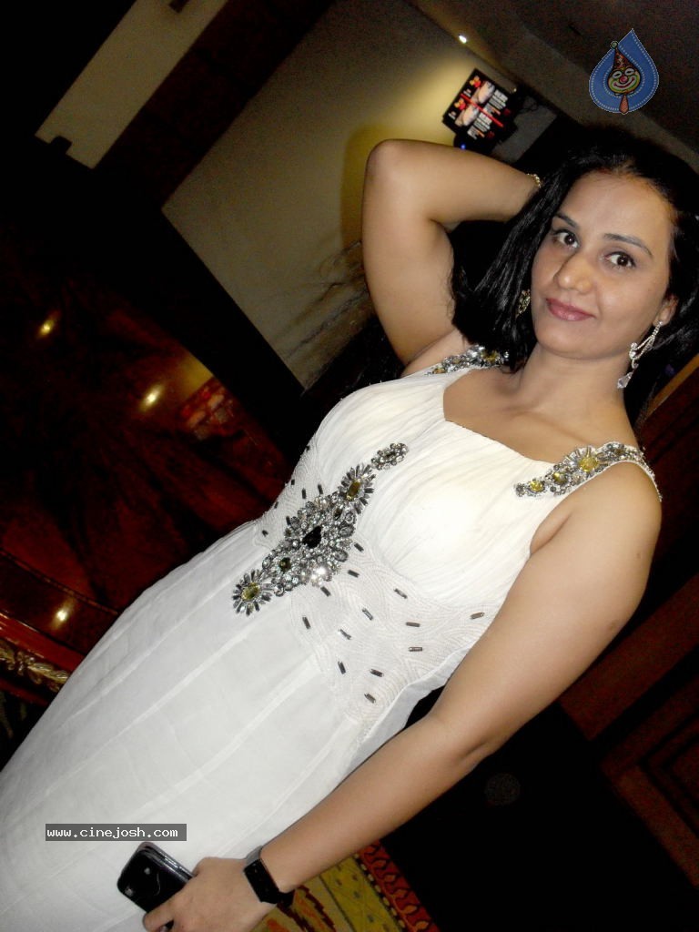 Apoorva Hot Stills - 14 / 34 photos