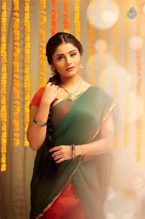 Aqsa Bhatt Photo Shoot - 15 / 31 photos