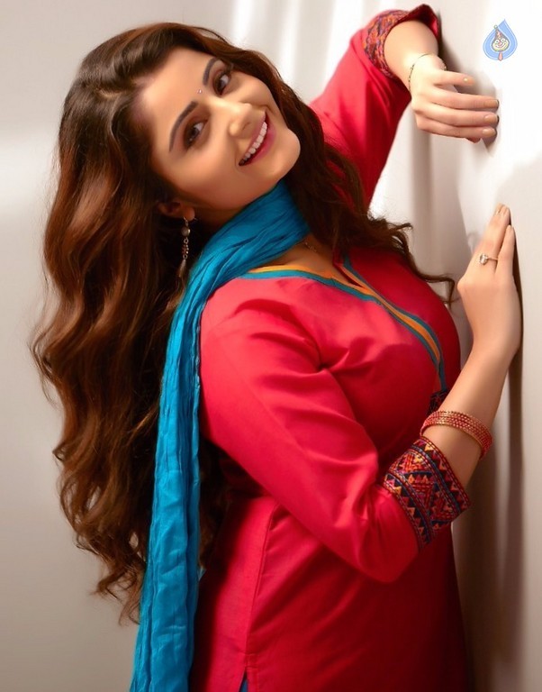 Aqsa Bhatt Photo Shoot - 24 / 31 photos