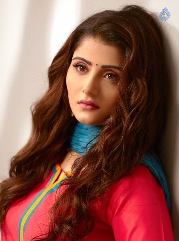 Aqsa Bhatt Photo Shoot - 29 / 31 photos
