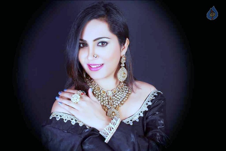 Arshi Khan New Photos - 1 / 14 photos