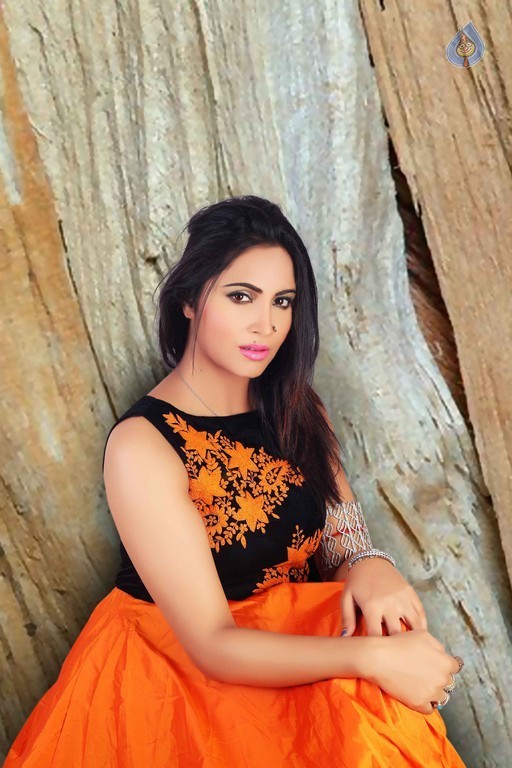 Arshi Khan New Photos - 11 / 14 photos