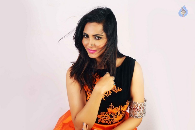 Arshi Khan New Photos - 12 / 14 photos