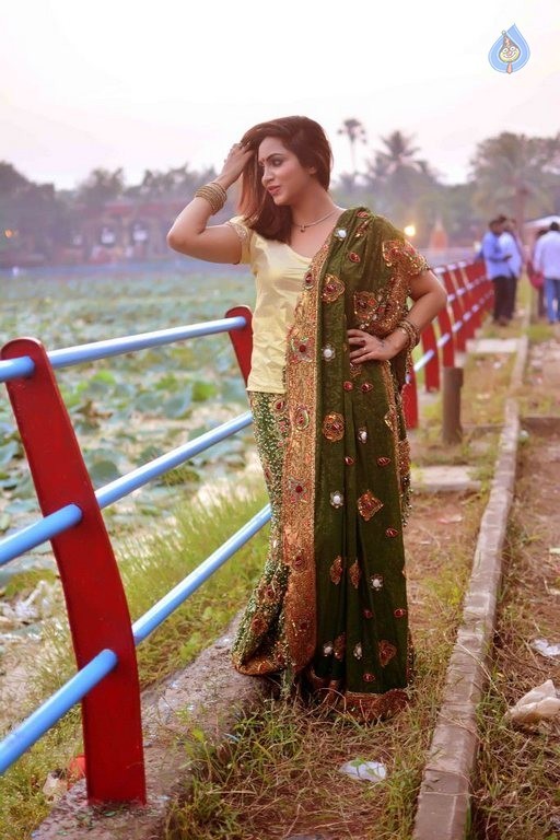 Arshi Khan New Photos - 1 / 21 photos