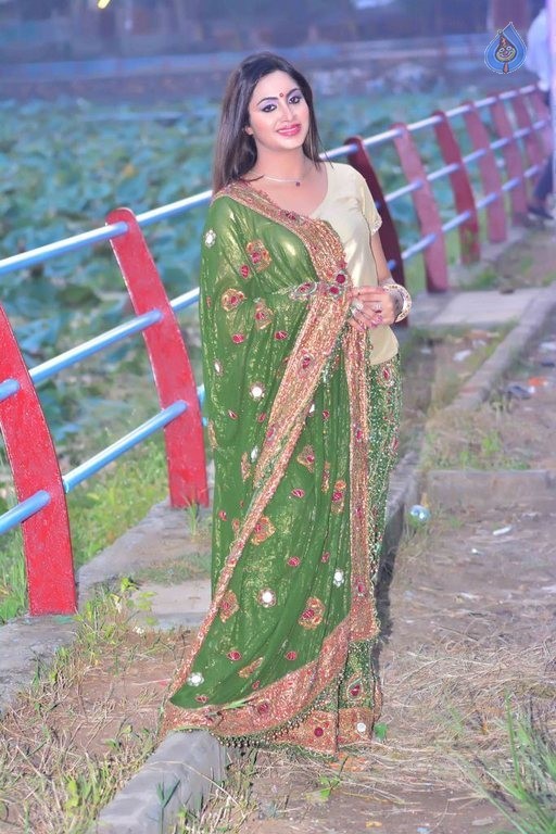 Arshi Khan New Photos - 4 / 21 photos