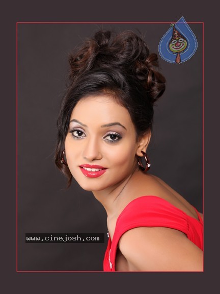 Arshia Stills - 18 / 33 photos