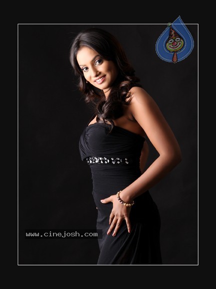Arshia Stills - 20 / 33 photos