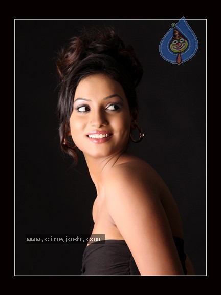 Arshia Stills - 24 / 33 photos