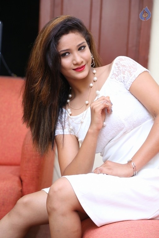 Arthi Photos - 8 / 21 photos