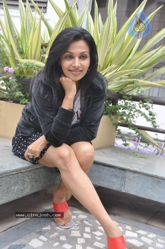 Asha Saini New Stills - 19 / 78 photos