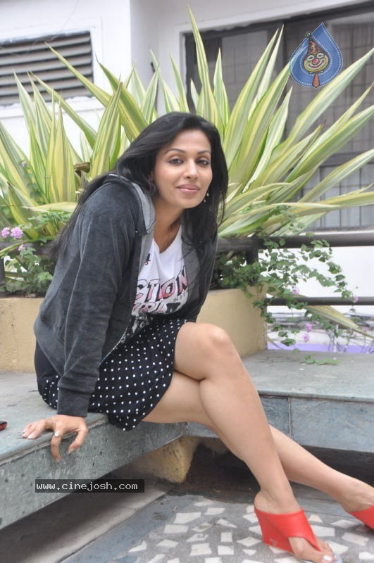 Asha Saini New Stills - 22 / 78 photos