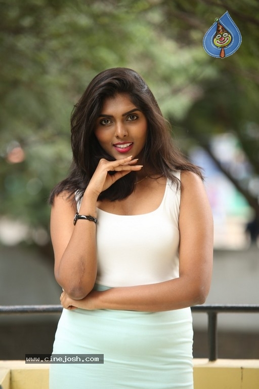 Ashlesha Stills - 8 / 17 photos