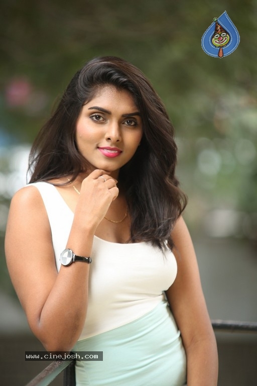 Ashlesha Stills - 9 / 17 photos