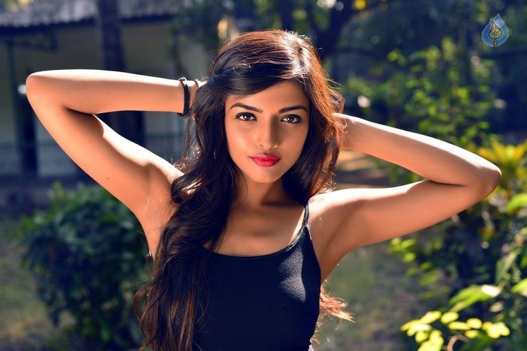 Ashna Zaveri New Photos - 1 / 9 photos