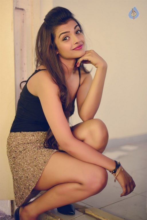 Ashna Zaveri New Photos - 4 / 9 photos