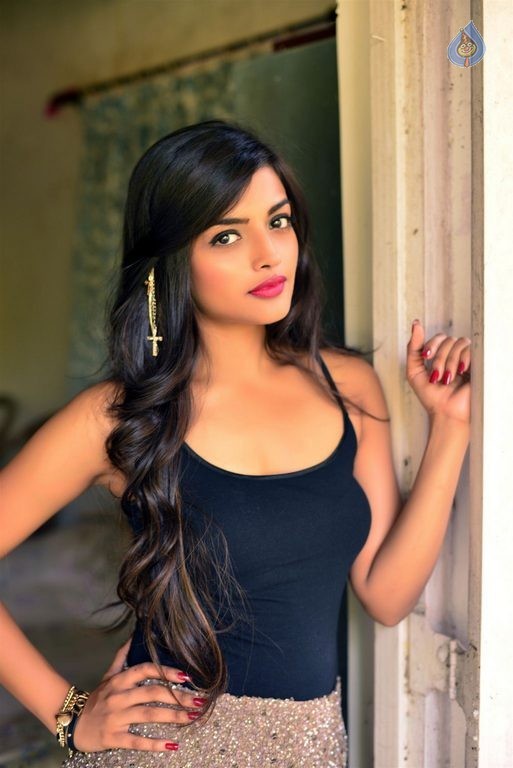 Ashna Zaveri New Photos - 8 / 9 photos