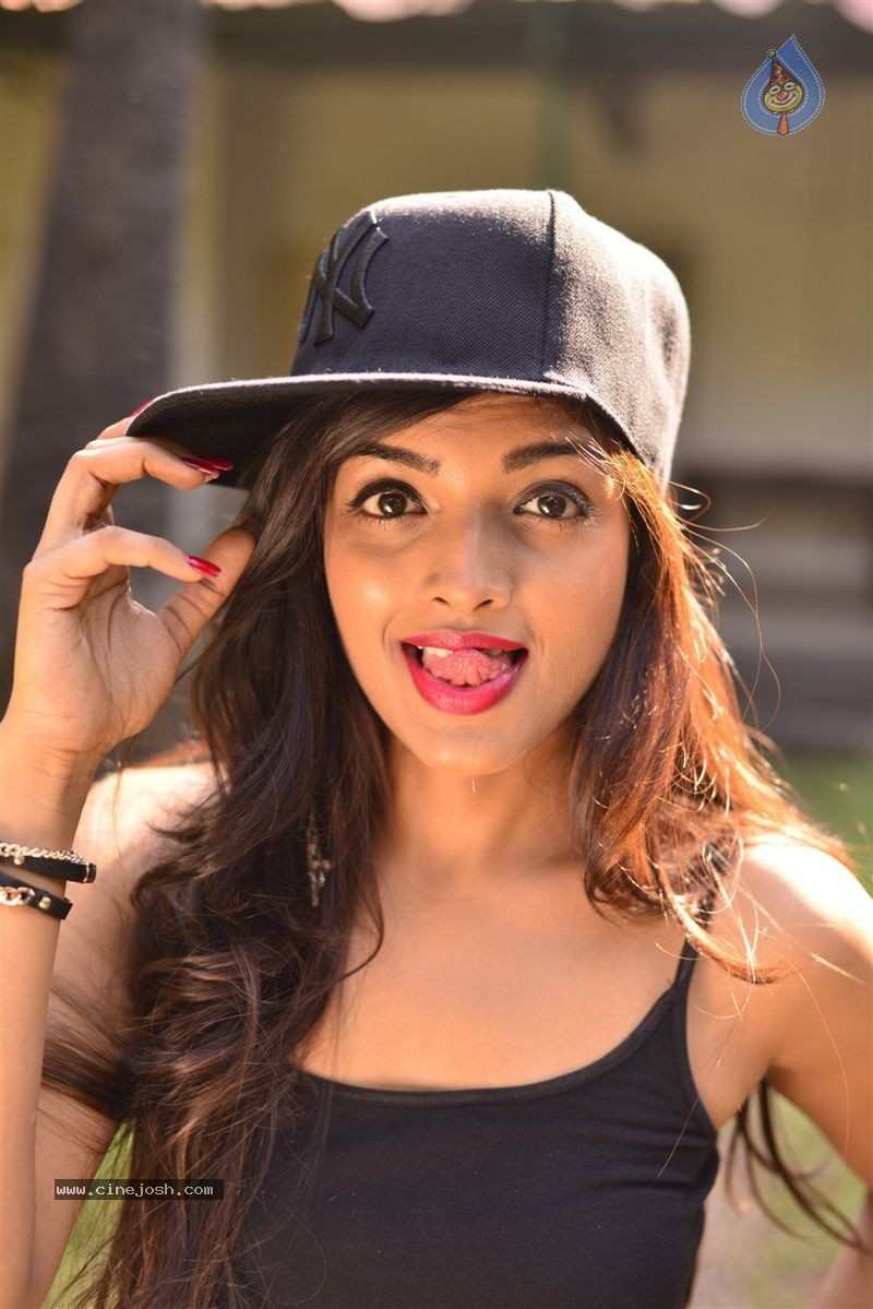 Ashna Zaveri Photo Shoot - 20 / 83 photos