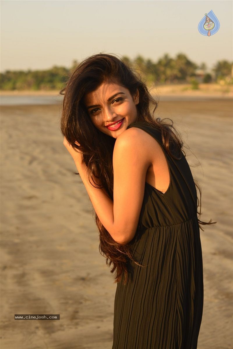 Ashna Zaveri Photo Shoot - 31 / 83 photos
