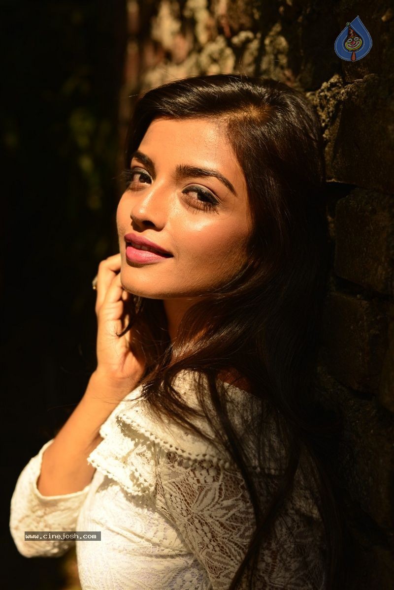 Ashna Zaveri Photo Shoot - 32 / 83 photos
