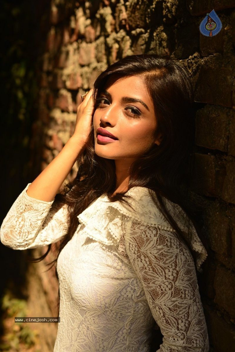 Ashna Zaveri Photo Shoot - 38 / 83 photos