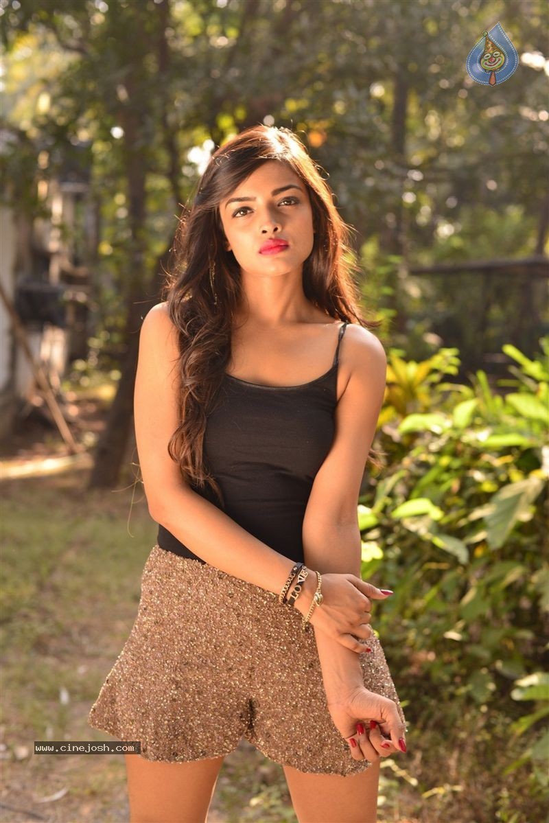 Ashna Zaveri Photo Shoot - 41 / 83 photos