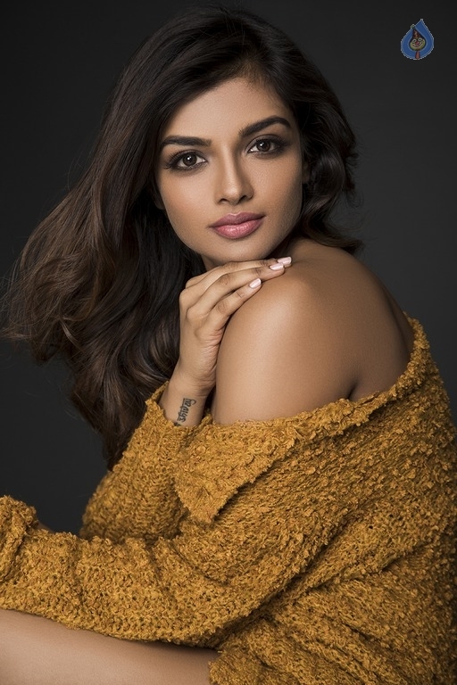 Ashna Zaveri Photo Shoot Images - 10 / 29 photos