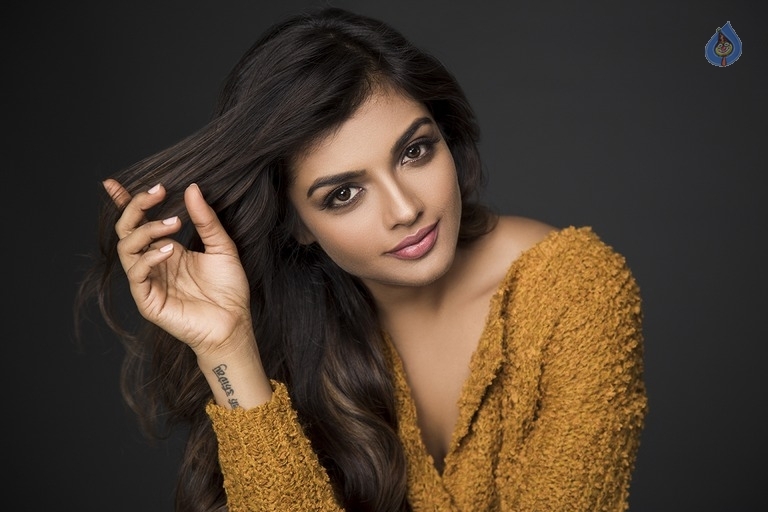 Ashna Zaveri Photo Shoot Images - 13 / 29 photos