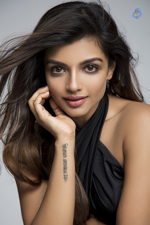 Ashna Zaveri Photo Shoot Images - 14 / 29 photos