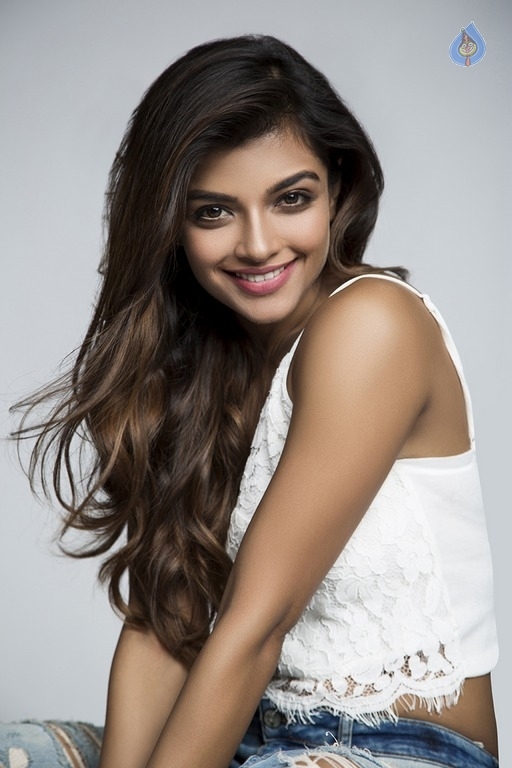 Ashna Zaveri Photo Shoot Images - 27 / 29 photos