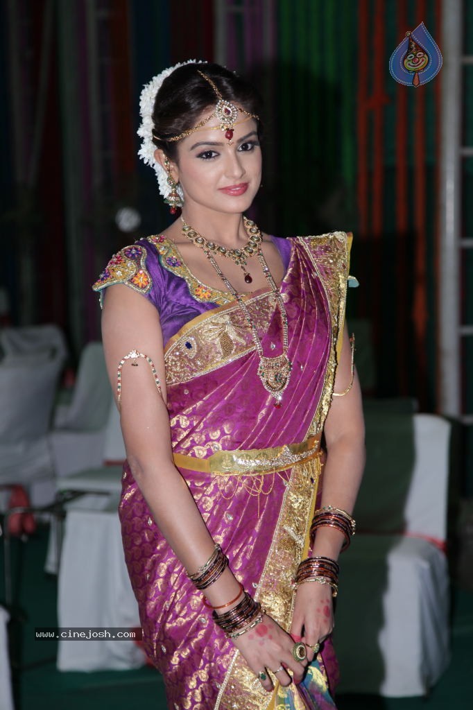 Asmitha Sood Cute Stills - 39 / 52 photos