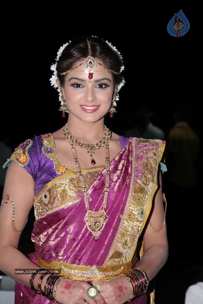 Asmitha Sood Cute Stills - 47 / 52 photos