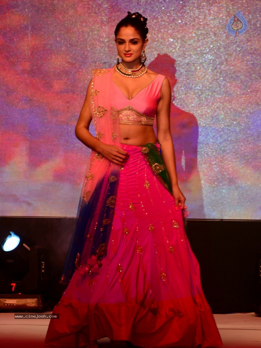 Asmitha Sood Hot Gallery - 24 / 50 photos