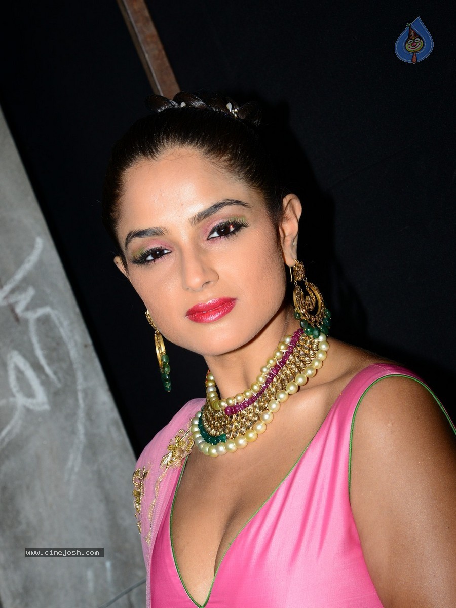 Asmitha Sood Hot Gallery - 29 / 50 photos