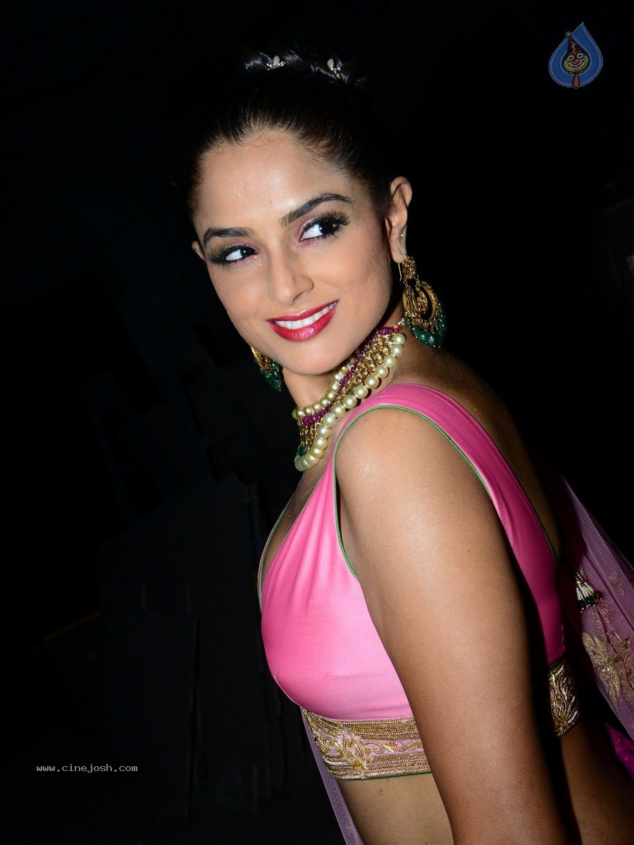 Asmitha Sood Hot Gallery - 41 / 50 photos
