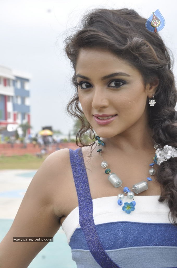 Asmitha Sood Latest Stills - 21 / 60 photos