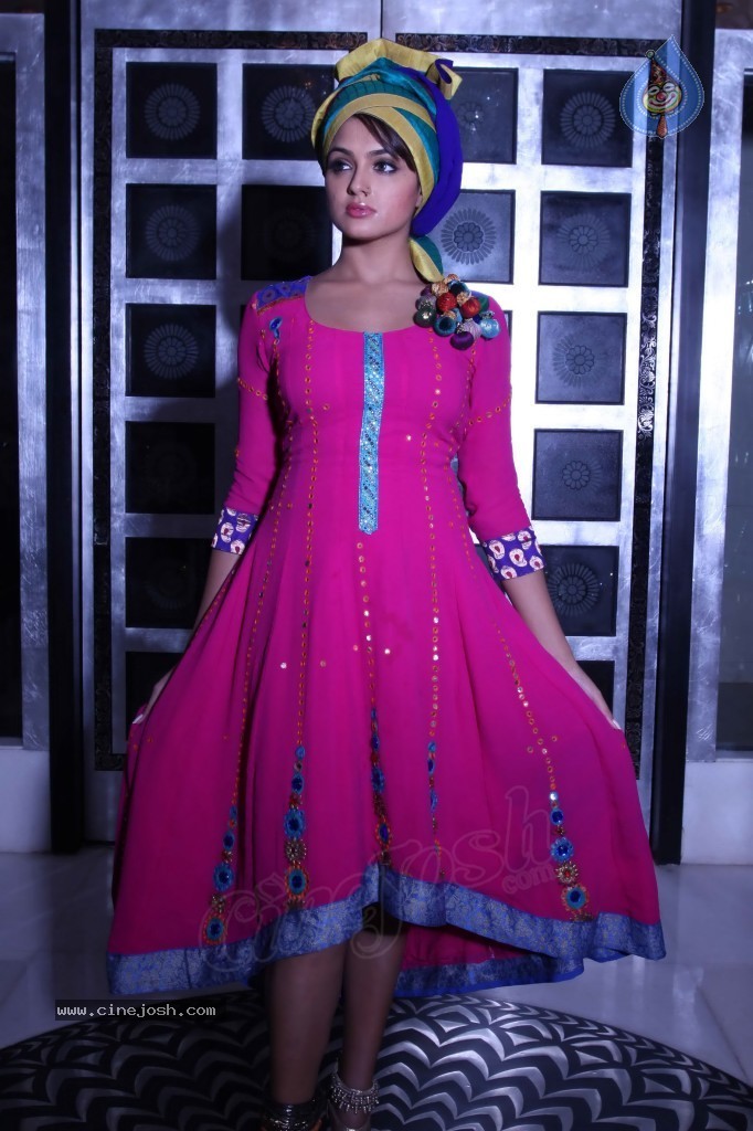 Asmitha Sood New Photos - 20 / 37 photos