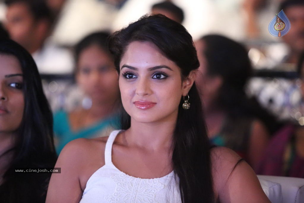 Asmitha Sood Spicy Stills - 20 / 57 photos