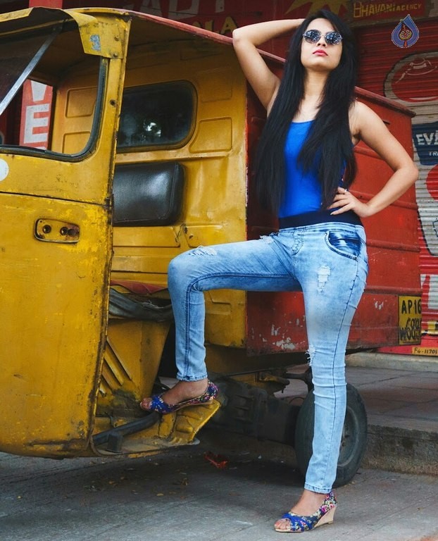 Athithi Das Latest Photos - 8 / 14 photos