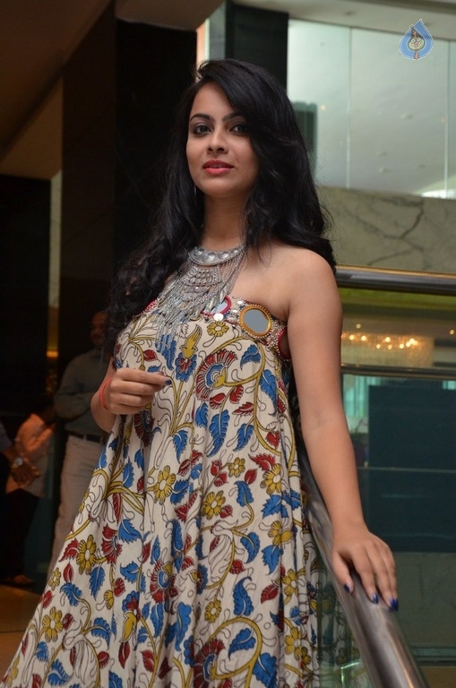 Athithi Das New Stills - 4 / 10 photos