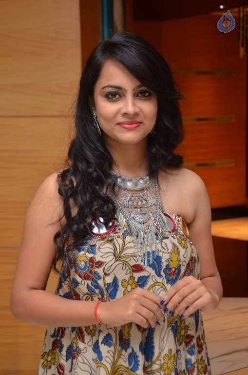Athithi Das New Stills - 5 / 10 photos