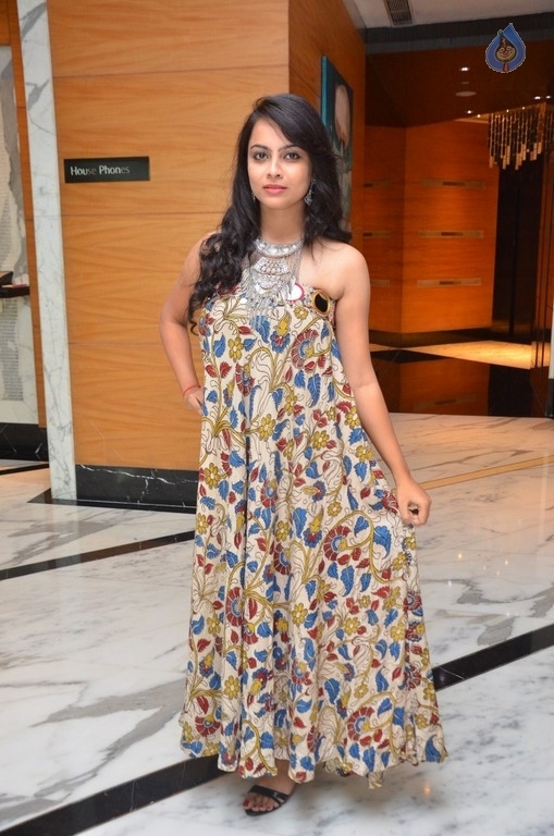 Athithi Das New Stills - 10 / 10 photos