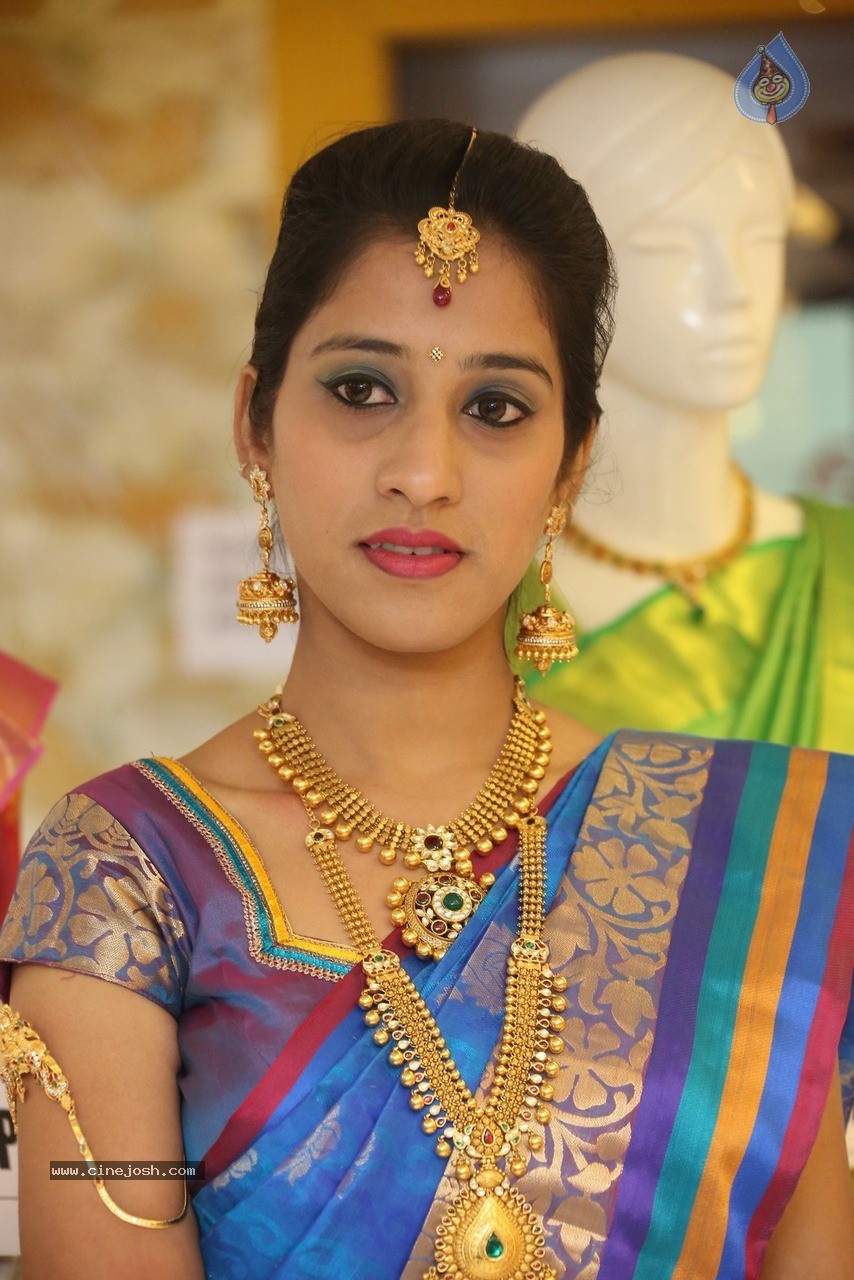 Ayesha Stills - 10 / 36 photos