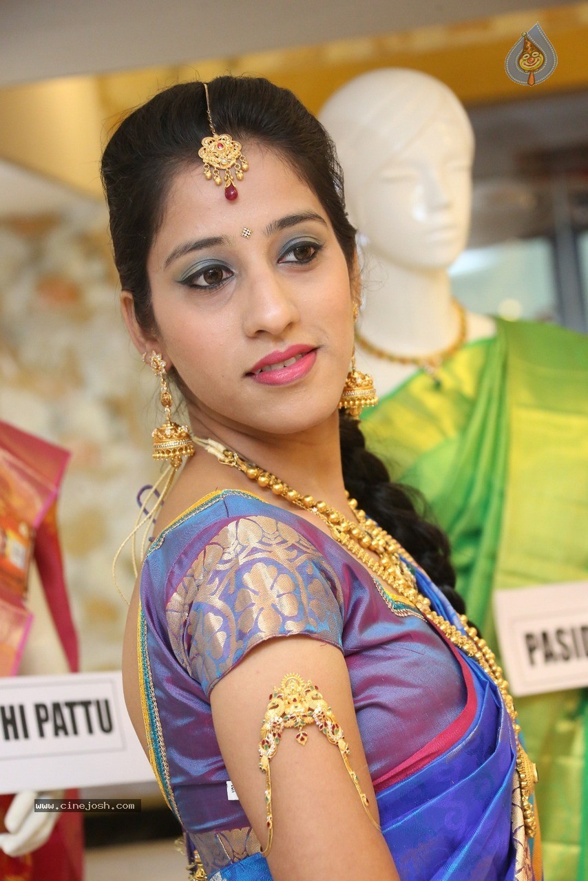 Ayesha Stills - 22 / 36 photos