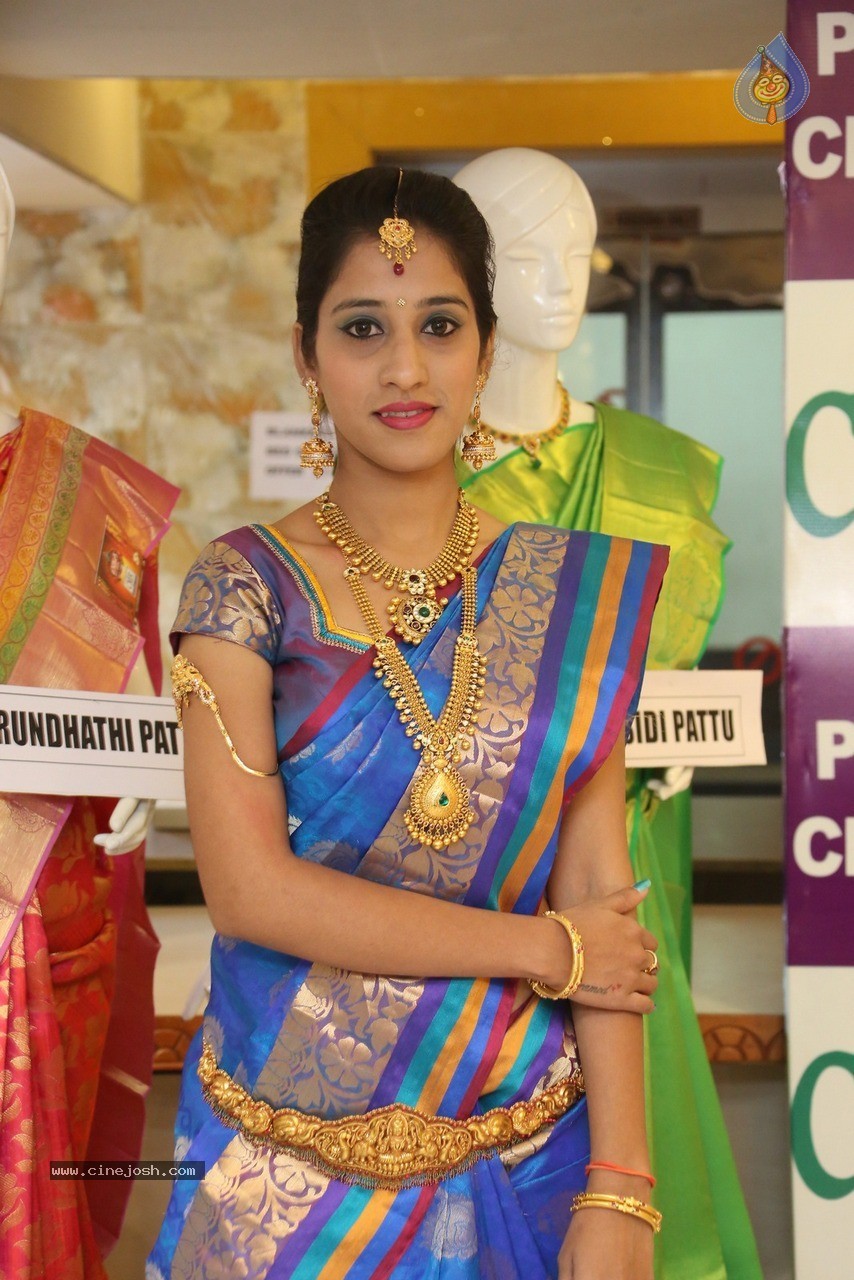 Ayesha Stills - 24 / 36 photos