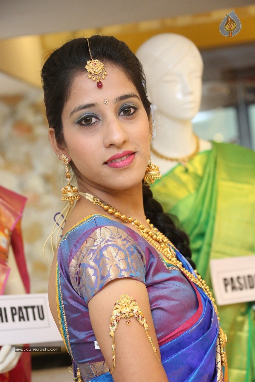 Ayesha Stills - 26 / 36 photos