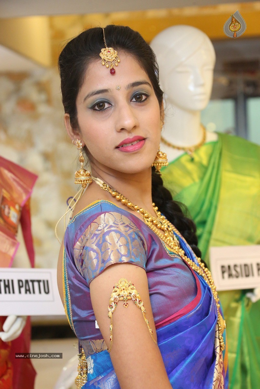 Ayesha Stills - 27 / 36 photos